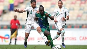 卡拉布里亚欧联攻入制胜球！挑球扣过对手+外脚背撩射一气呵成（欧联赛场卡拉布里亚制胜一击：挑球过人后外脚背劲射，一气呵成）