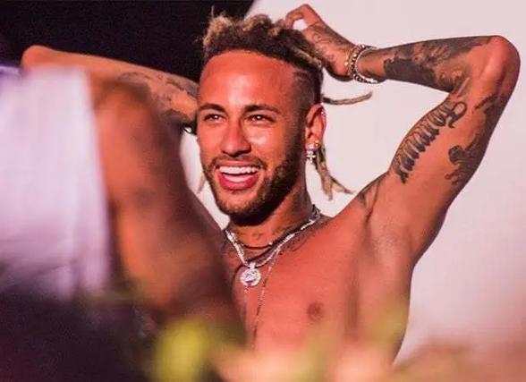 76人险胜雄鹿，马克西爆发，76人升至东部第六，雄鹿三连败。（76人险胜雄鹿，马克西发威助队升至东部第六，雄鹿吞三连败）