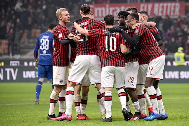 埃贝尔打趣：我看球时很安静而穆勒话很多，我不得不适应他（埃贝尔笑称：观赛我很安静，穆勒话多，我只能适应他）