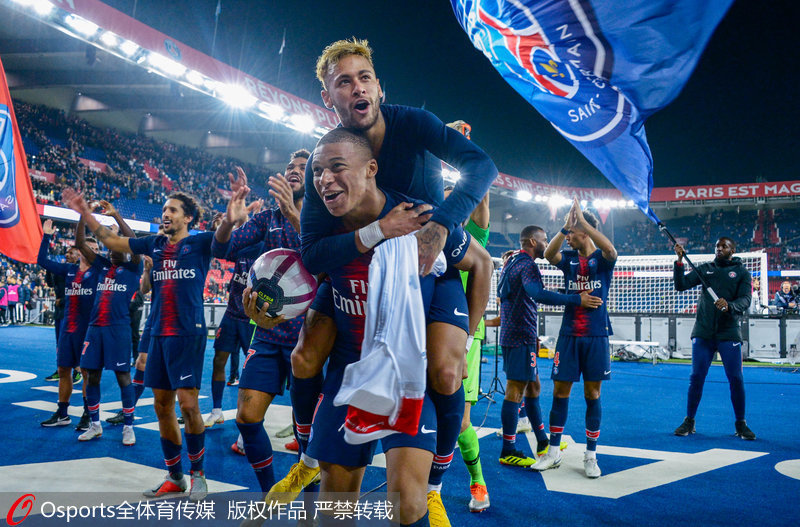 违反规则了，一支球队不能使用两名守门员（一支球队不得同时使用两名门将）