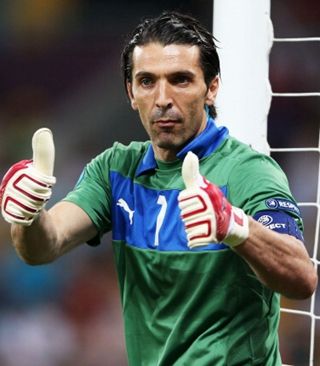 詹姆斯谈湖人防守：我们必须快速回防，限制对手的突破（詹姆斯：湖人须快速退防，遏制对手突破）