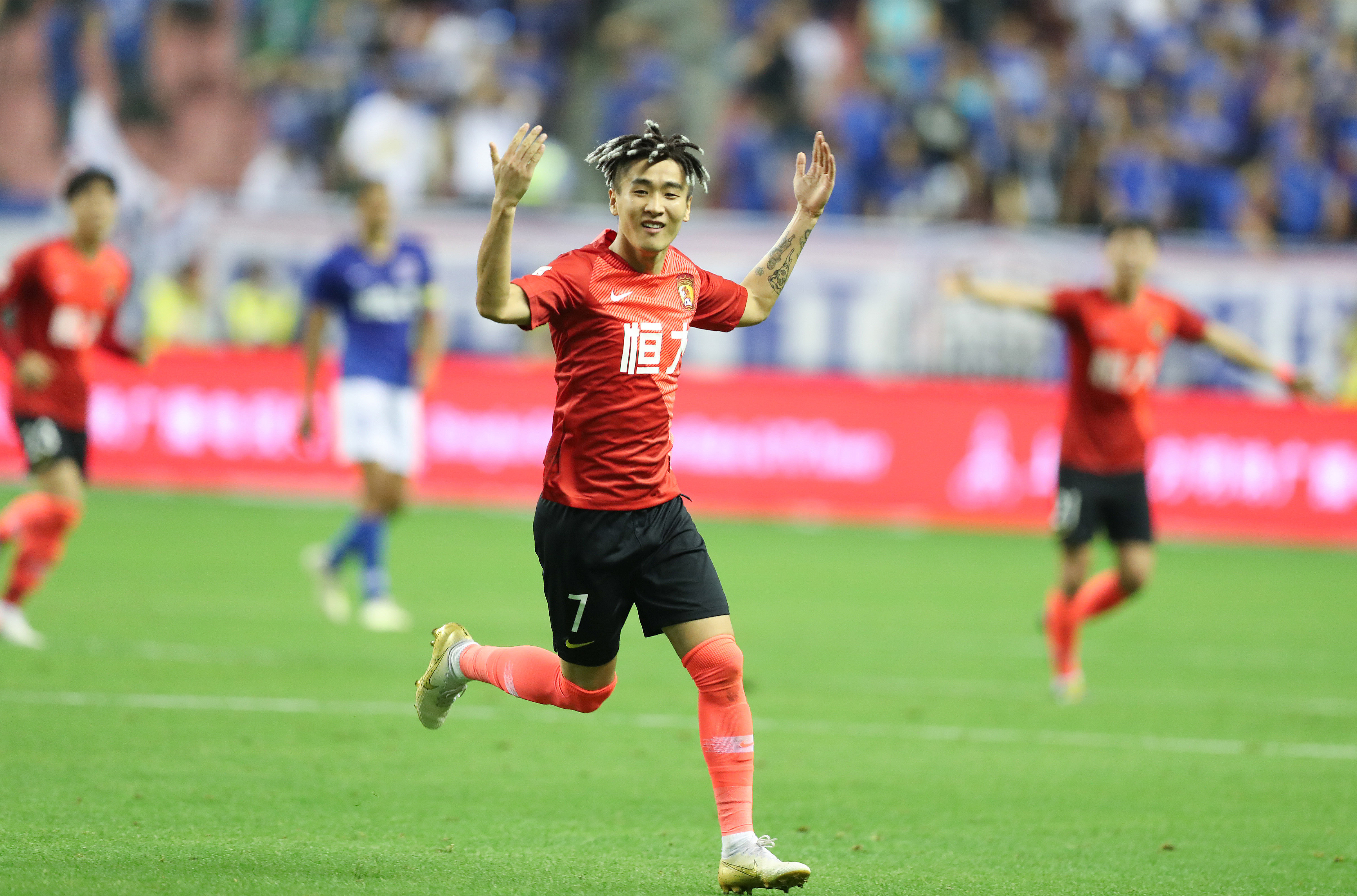 律师张冰质疑经纪人金畅无证还挣浙江上千万，后者回应：满嘴胡言（张冰律师质疑经纪人金畅无资质在浙获利逾千万元，金畅回应：纯属胡说）