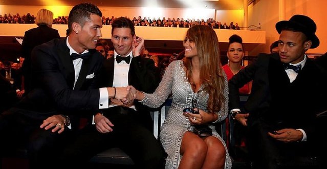 成都蓉城教练组现场观战中韩战，徐正源、金亨镒在场（成都蓉城教练组现身中韩之战现场，徐正源、金亨镒到场观战）