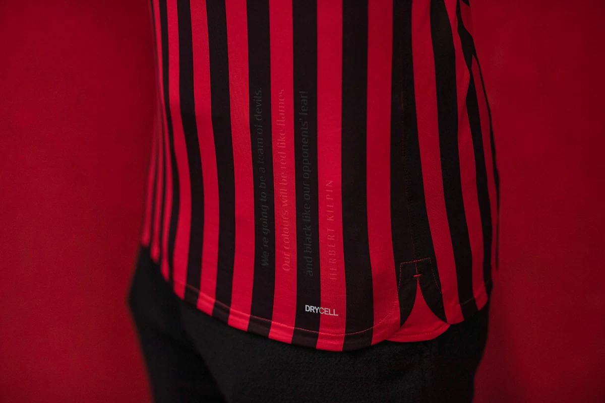 外媒：马拉多纳的宝马i8进行拍卖，起拍价1万欧元（外媒报道：马拉多纳名下宝马i8开拍，起拍价1万欧元）